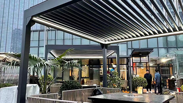 明陽遮陽百葉涼亭在商場采光頂遮陽應用案例